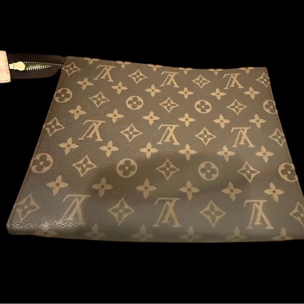 Louis Vuitton Toiletry 26